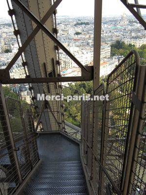 エッフェル塔の階段
